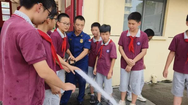 擒牛宝配资 从课堂走向“第一现场”，中学生“解锁”消防新技能